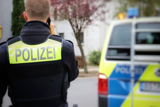 kamizelka odblaskowa to niezbędny element odzieży dla zapewnienia bezpieczeństwa na drodze. idealna do noszenia podczas pieszych wędrówek, jazdy na rowerze czy pracy po zmroku, wzmocnia widoczność i chroni przed niebezpieczeństwami. wybierz jakość, która zapewnia komfort i skuteczną ochronę.