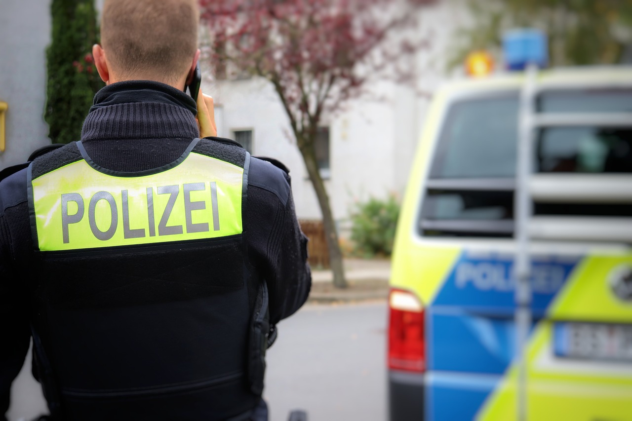 kamizelka odblaskowa to niezbędny element odzieży dla zapewnienia bezpieczeństwa na drodze. idealna do noszenia podczas pieszych wędrówek, jazdy na rowerze czy pracy po zmroku, wzmocnia widoczność i chroni przed niebezpieczeństwami. wybierz jakość, która zapewnia komfort i skuteczną ochronę.
