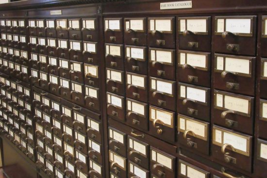 odkryj fascynujący świat genealogii! dowiedz się, jak śledzić swoje korzenie, badać historię rodziny i odkrywać sekrety przodków. zbieraj cenne informacje oraz buduj swoje drzewo genealogiczne z pasją i zaangażowaniem.