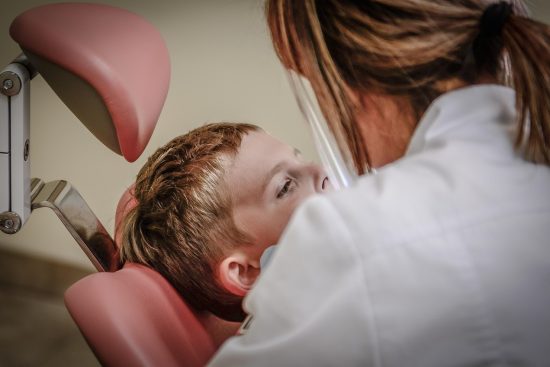pielęgnacja zębów to klucz do zdrowego uśmiechu. oferujemy kompleksowe usługi stomatologiczne, które pomogą utrzymać twoje zęby w doskonałej kondycji. sprawdź nasze porady i zabiegi, aby cieszyć się zdrowiem jamy ustnej na co dzień.