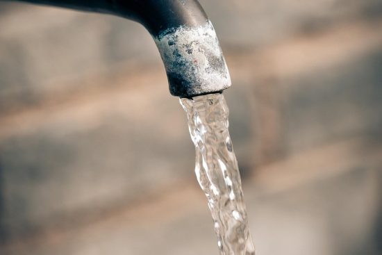 woda pitna – znaczenie dla zdrowia, normy jakości, źródła i mineralizacja. sprawdź, ile pić dziennie i jak wybierać bezpieczną wodę dla całej rodziny.